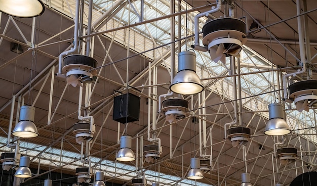 Eficiența utilizării senzorilor de prezență în iluminatul industrial