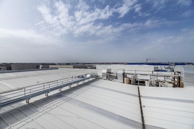 Cele mai eficiente soluții pentru reabilitarea acoperișurilor industriale