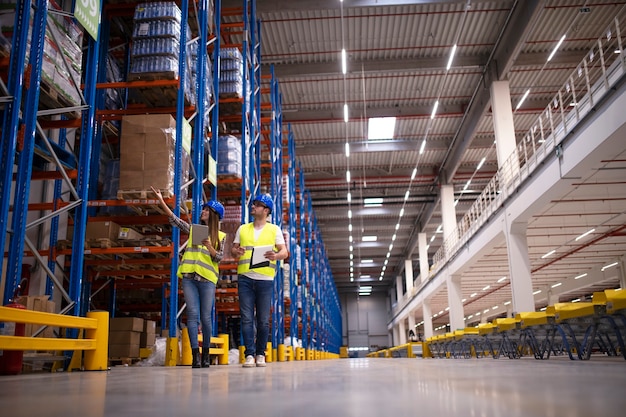 Cum să îmbunătățești siguranța în centrele logistice printr-un iluminat adecvat?