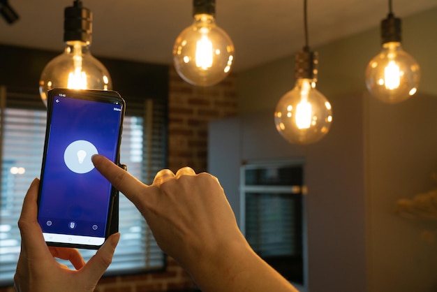 Beneficiile folosirii senzorilor inteligenți pentru iluminatul industrial