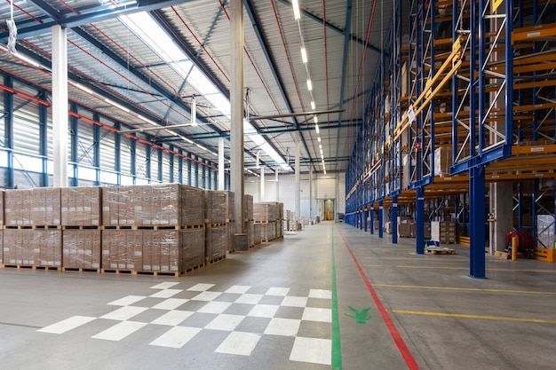 Beneficiile utilizării senzorilor de prezență pentru iluminatul în centre logistice