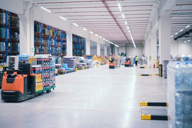 Cum să alegi sistemul potrivit de iluminat pentru un centru logistic?